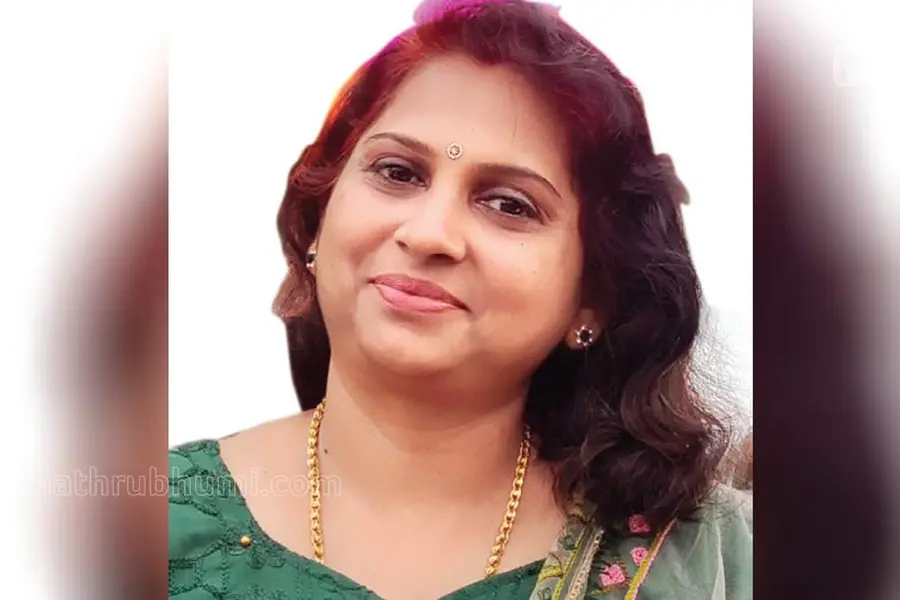 കൃത്രിമനിറങ്ങളില്ല, വീട്ടിലെ പഴങ്ങളുപയോഗിച്ച് ഐസ്ക്രീമും മധുരപലഹാരങ്ങളും; ഹിറ്റായി രജിനയുടെ 'ഹോംബോൺ'
