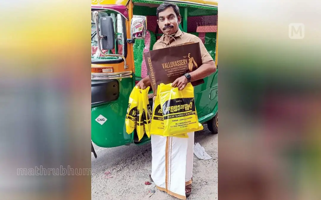 50 പേർക്ക് നൽകുന്ന ഓണക്കോടിയും വാങ്ങി മടങ്ങുന്ന അനസ് പാണാവള്ളി