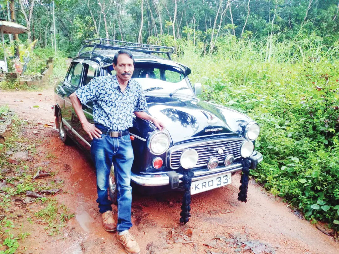 ജോയി തന്റെ 1984 മോഡല് അംബാസിഡര് കാറിനൊപ്പം | ഫോട്ടോ: മാതൃഭൂമി