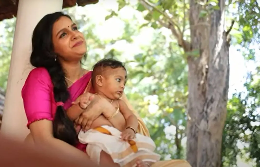 ഇന്ദുലേഖ വാര്യരും മകനും ഗാനരംഗത്തില്