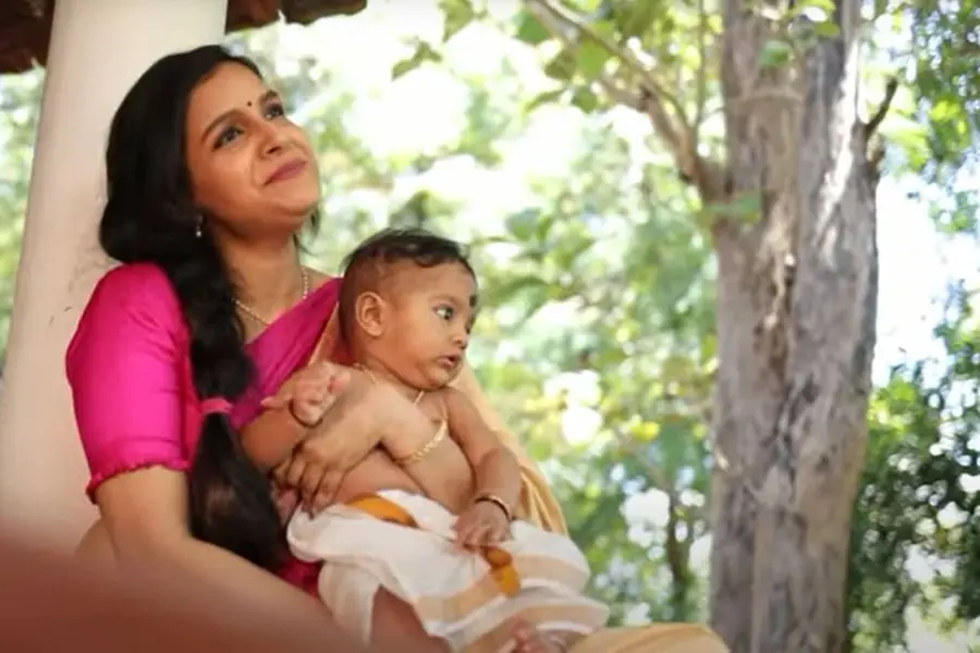 'ഉണ്ണിയ്ക്കുറങ്ങുവാന്'; താരാട്ട് പാട്ടുമായി ഇന്ദുലേഖ വാര്യരും മകനും