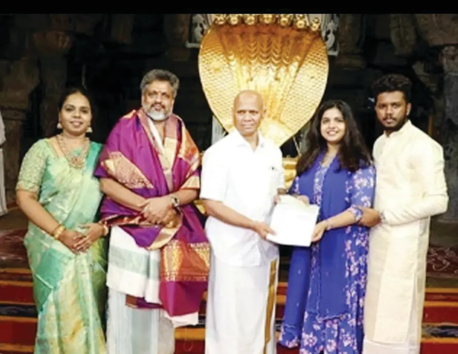 തിരുപ്പതി ക്ഷേത്രത്തിന് 1.02 കോടി രൂപയുടെ ചെക്ക് നല്കുന്ന അബ്ദുള്ഘനിയും നുബീനബാനുവും