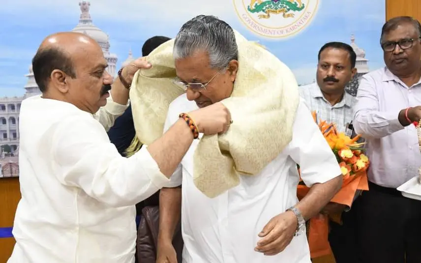 മുഖ്യമന്ത്രി പിണറായി വിജയനെ കര്ണാടക മുഖ്യമന്ത്രി ബസവരാജ് ബൊമ്മെ സ്വീകരിക്കുന്നു | Photo: twitter.com/BSBommai