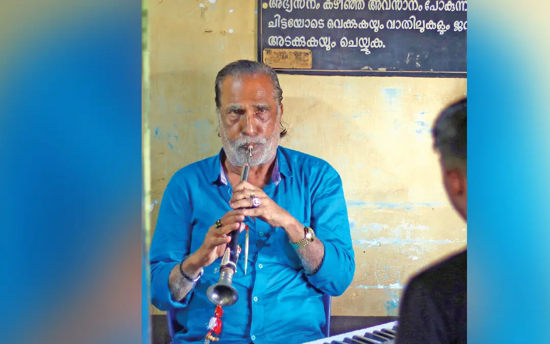 പരവനടുക്കത്തെ സരസ്വതി സംഗീത കലാക്ഷേത്രത്തിൽ ഷഹനായ് വായിക്കുന്ന ഉസ്താദ് ഹസ്സൻ ഭായ്