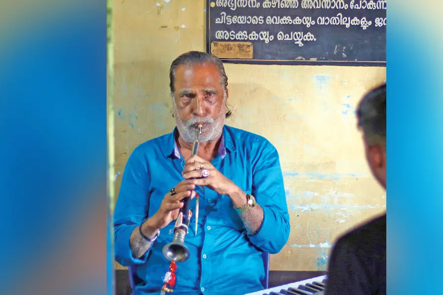 മക്കള്ക്ക് വൃക്കരോഗവും അര്ബുദവും,വീടെന്ന സ്വപ്നംബാക്കി;ഇടറിയ താളത്തില് ബിസ്മില്ലാഖാന്റെ ശിഷ്യന്