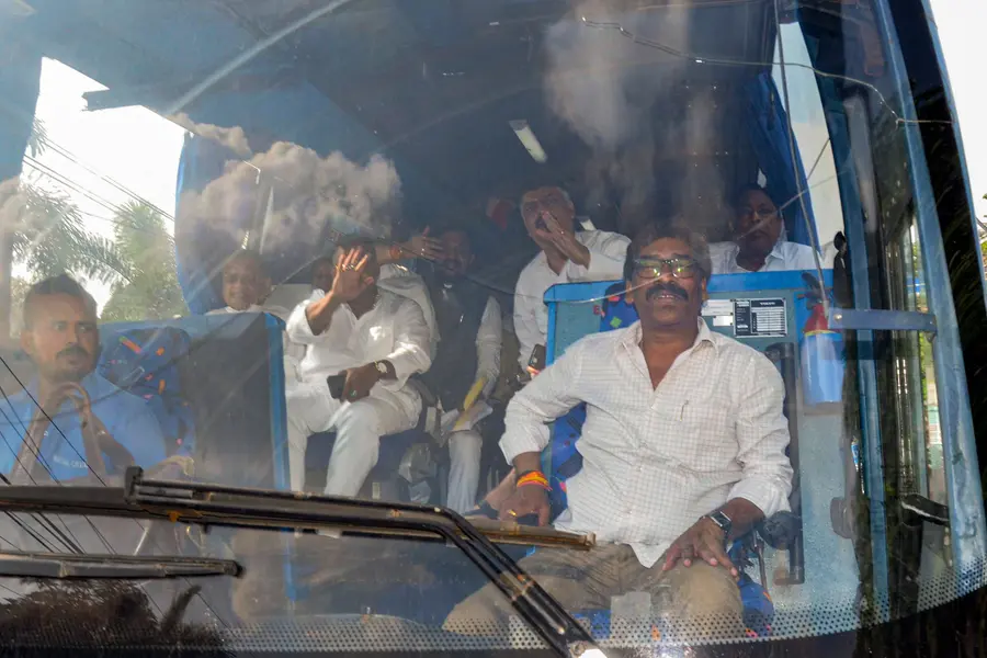 സോറന് ബിജെപി ഭീഷണി; ഝാര്ഖണ്ഡിലെ യുപിഎ എംഎല്എമാരെ ചാര്ട്ടേര്ഡ് വിമാനത്തില് റിസോര്ട്ടിലെത്തിച്ചു