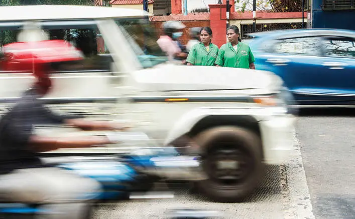 മാനാഞ്ചിറയില് സിറ്റിപോലീസ് മേധാവിയുടെ ഓഫീസിനുമുന്നിലെ സീബ്രാേക്രാസിങ്ങിലൂടെ കാല്നടയാത്രക്കാര് റോഡ് മുറിച്ചുകടക്കുമ്പോള് അതിവേഗത്തില് പോവുന്ന വാഹനങ്ങള് | ഫോട്ടോ: മാതൃഭൂമി
