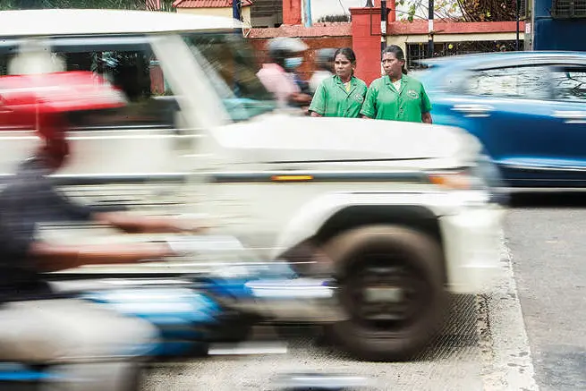 ചീറി പായുന്ന വാഹനങ്ങളും അതിനിടയിലെ കാല്നടക്കാരും; ശ്രദ്ധ വേണം സീബ്രാവരകള് കടക്കുമ്പോഴും