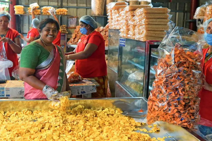 തിരിച്ചടികള് ഇന്ധനമായി; പലഹാരങ്ങളുടെ ലോകത്ത് വിജയശില്പ്പിയായി ഇളവരശി