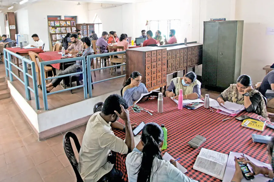 വായിക്കാന്‍ ചെറുപ്പക്കാര്‍ ഇവിടെ ക്യൂവിലാണ്... | Mathrubhumi