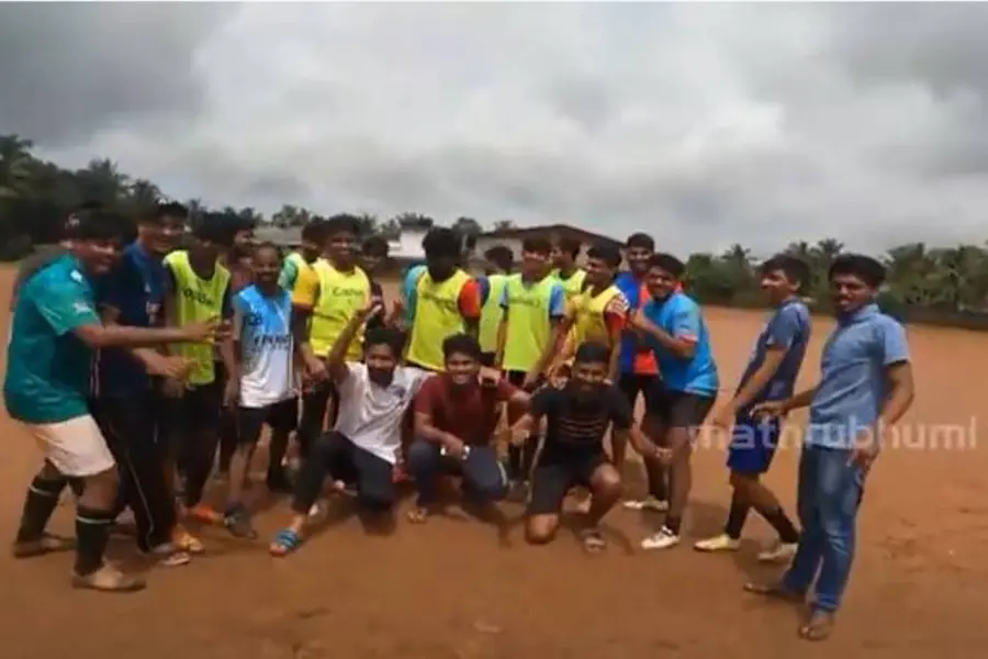വിവാഹിതര്ക്ക് എതിരാളികള് അവിവാഹിതര്; കുമരനെല്ലൂരിലെ വ്യത്യസ്തമായ ഫുട്ബോള് മത്സരം