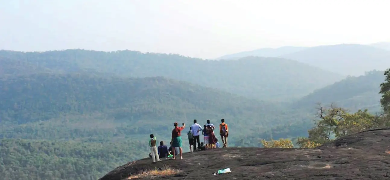 വാരൻകുഴി വനമേഖലയിലുള്ള പെരുമ്പാറയിലെ കാഴ്ചകൾ
