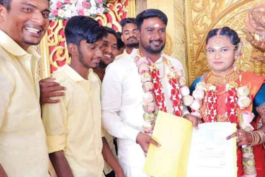 'വരനെ ക്രിക്കറ്റ് കളിക്കാന് വിടണം'; വധുവില് നിന്ന് കരാര് ഒപ്പിട്ടു വാങ്ങി സുഹൃത്തുക്കള്