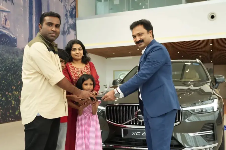 സൂപ്പര് ഹിറ്റായി കടുവ; വോള്വോ XC60 സ്വന്തമാക്കി തിരക്കഥാകൃത്ത് ജിനു എം. എബ്രഹാം