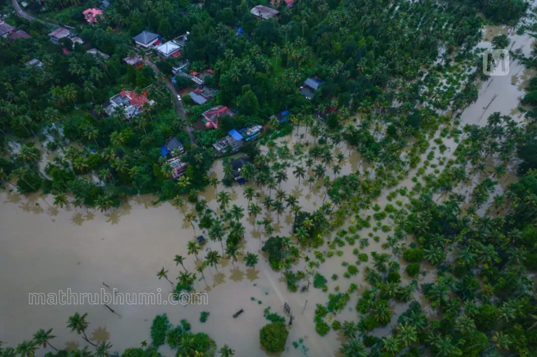 ചാലക്കുടി പരിയാരത്ത് ജനവാസ മേഖലയിൽ വെള്ളം കയറിയതിന്റെ ആകാശദൃശ്യം. 2018ലേതിന് സമാനമായ പ്രളയ മുന്നറിയിപ്പാണ് മേഖലയിൽ നൽകിയിട്ടുള്ളത് | ഫോട്ടോ: ജി.ആർ. രാഹുൽ / മാതൃഭൂമി
