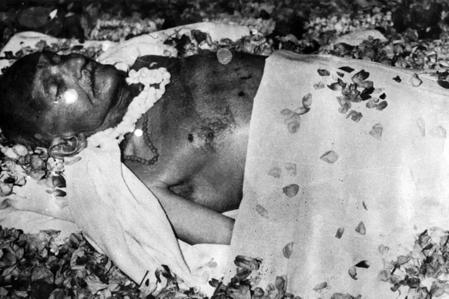 വേടന്റെയമ്പിനാല് കൃഷ്ണന്, കുരിശ്ശേറ്റത്താല് ക്രിസ്തു... മൂഢന്റെ തോക്കാല് ഗാന്ധിദേവനും