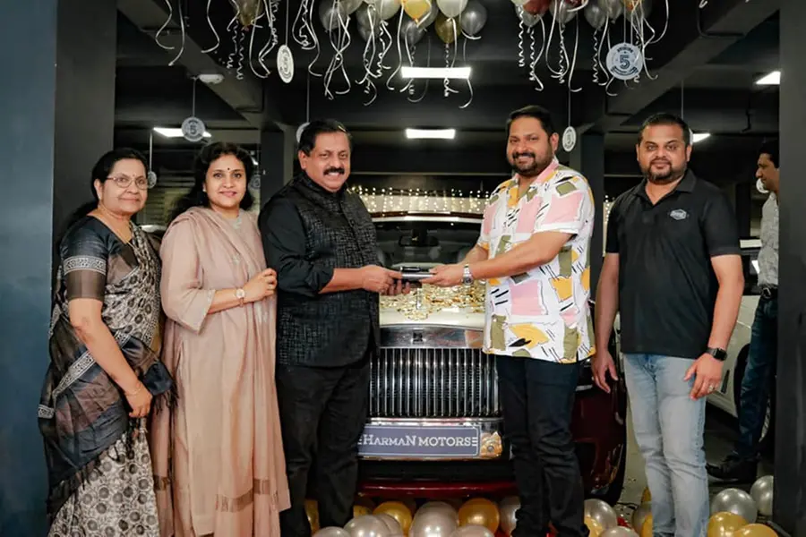 കേരളത്തിലെ യാത്രകള്ക്കായി ഗോസ്റ്റ് സ്വന്തമാക്കി സോഹന് റോയി; ഗ്യാരേജിലെ രണ്ടാം റോള്സ് റോയിസ്