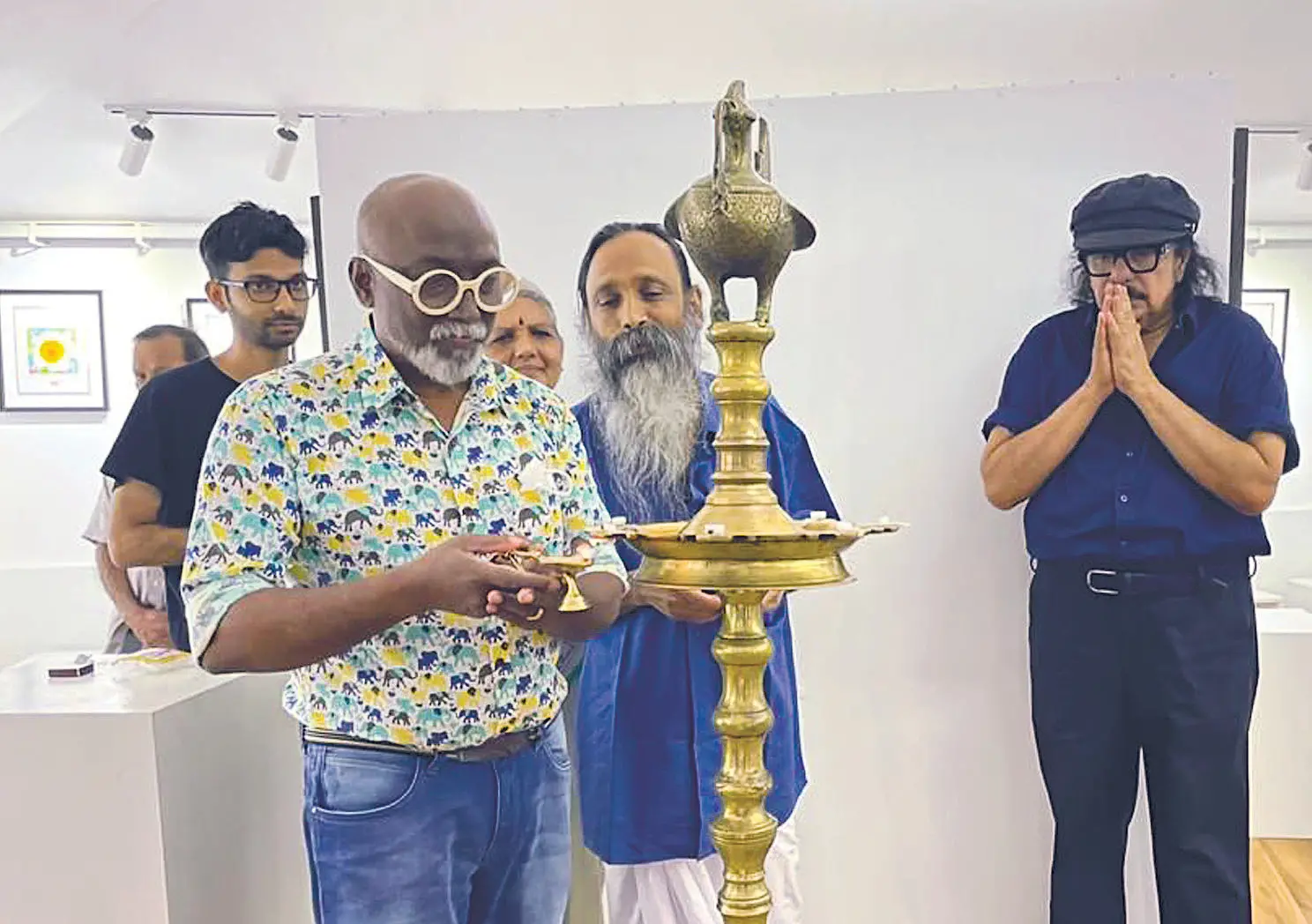ആര്ട്ടിസ്റ്റ് ഭട്ടതിരിയുടെ 'കചടതപ' ആര്ട്ട് ഗാലറി ബോസ് കൃഷ്ണമാചാരി ഉദ്ഘാടനം ചെയ്യുന്നു