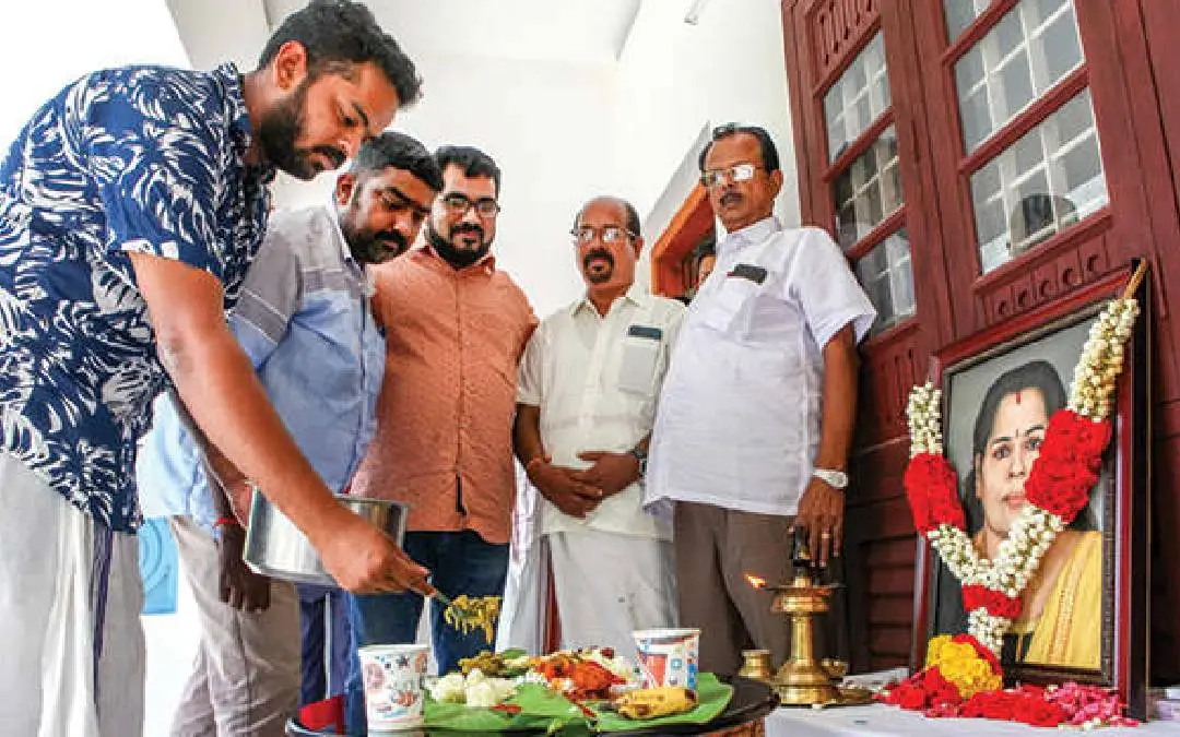 ആശ്രാമം നഗർ അദ്വൈതം വീട്ടിൽ ലീനയുടെ നാലാം ചരമവാർഷികദിനത്തിൽ ലീനയുടെ കരളും വൃക്കയും സ്വീകരിച്ച ശ്രീജിത്തും റോബിൻസും മോഹനും എത്തിയപ്പോൾ. ഭക്ഷണം വിളമ്പുന്നത് മകൻ ആദർശ്. ഇടത്ത്നിന്ന് നാലാമത്തേത് ആശ്രാമം സജീവ്