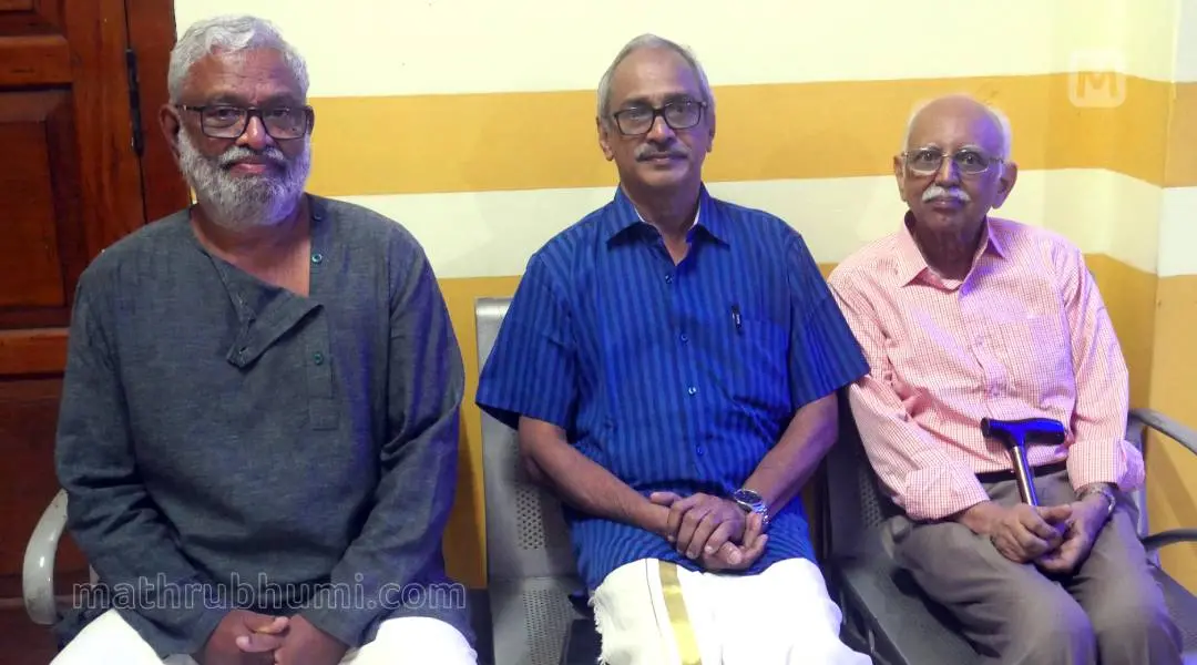 കുമാരനാശാന്റെ കൊച്ചുമകന് അരുണ്കുമാര്, വള്ളത്തോളിന്റെ കൊച്ചുമകന് രവീന്ദ്രനാഥന് നായര്, ഉള്ളൂരിന്റെ കൊച്ചുമകന് പരമേശ്വരന് എന്നിവര് ഒത്തുചേര്ന്നപ്പോള്/ ഫോട്ടോ: കെ.ജെ വിജേഷ്