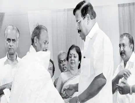 പത്രപ്രവർത്തനരംഗത്ത് അരനൂറ്റാണ്ട് പൂർത്തിയാക്കിയ ആർ.പി.സുകുമാരൻ നായരെ കൊട്ടാരക്കര മഹാഗണപതിക്ഷേത്രത്തിൽ നടന്ന ചടങ്ങിൽ മാതൃഭൂമി ഡയറക്ടർ പി.വി.ഗംഗാധരൻ പൊന്നാടയണിയിച്ച് ആദരിക്കുന്നു (ഫയൽ ചിത്രം)