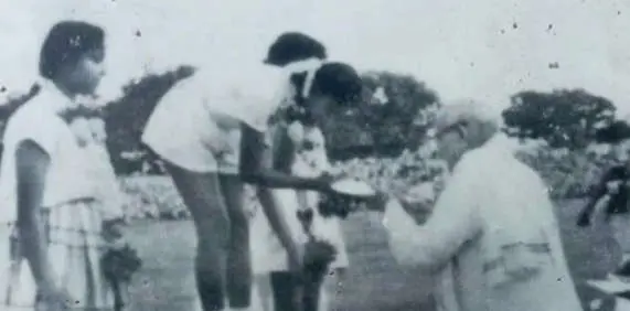 1960-ൽ ദേശീയ സ്കൂൾ കായികമേളയിൽ മുഖ്യമന്ത്രി പട്ടംതാണുപിള്ളയിൽനിന്ന് സ്വർണമെഡൽ സ്വീകരിക്കുന്ന ഏലിക്കുട്ടി | Photo: Print
