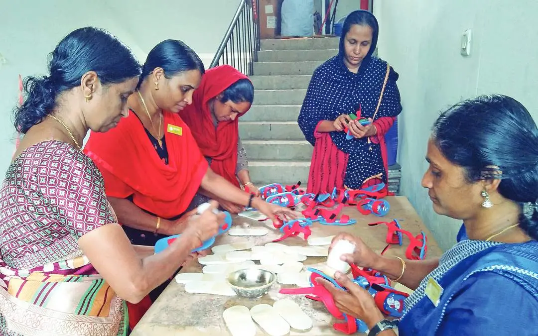 കുണ്ടായിത്തോട് ഫൂട്ട്വേർ വില്ലേജിൽ ഹാൻഡ് മെയ്ഡ് ഫാൻസി ചെരിപ്പ് നിർമാണത്തിൽ സ്ത്രീകൾ