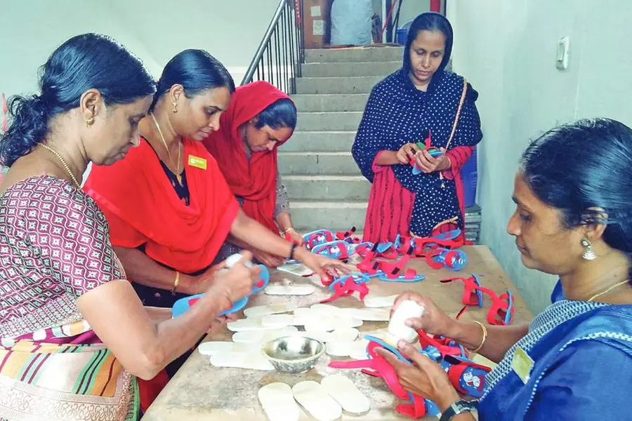 സ്ത്രീകൾക്ക് സ്വയം തൊഴിൽ; വീടുകളിലും ഇനി ചെരിപ്പിന്റെ വസന്തം