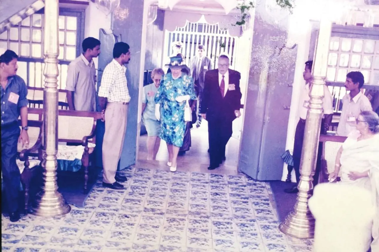 എലിസബത്ത് രാജ്ഞി മട്ടാഞ്ചേരി ജൂത സിനഗോഗിലേക്ക് പ്രവേശിക്കുന്നു, സാമുവല് ഹലേഗ്വയും ഭാര്യ ക്യൂനി ഹലേഗ്വയും സമീപം.