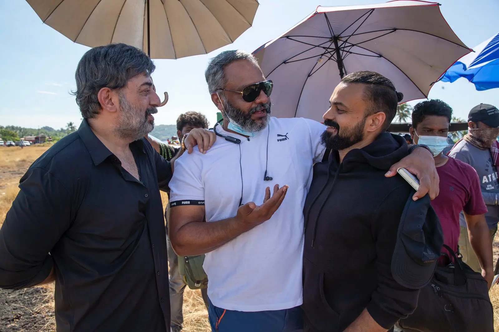 അരവിന്ദ് സ്വാമിയും കുഞ്ചാക്കോബോബനും നിര്‍മ്മാതാവ് ഷാജി നടേശനൊപ്പം