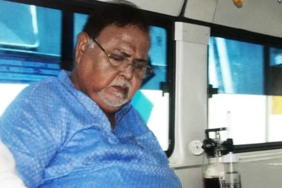 കോഴക്കേസ്: പാര്ഥ ചാറ്റര്ജിയെ മന്ത്രിസ്ഥാനത്തുനിന്ന് നീക്കി; വ്യവസായ വകുപ്പ് മമത ഏറ്റെടുത്തു