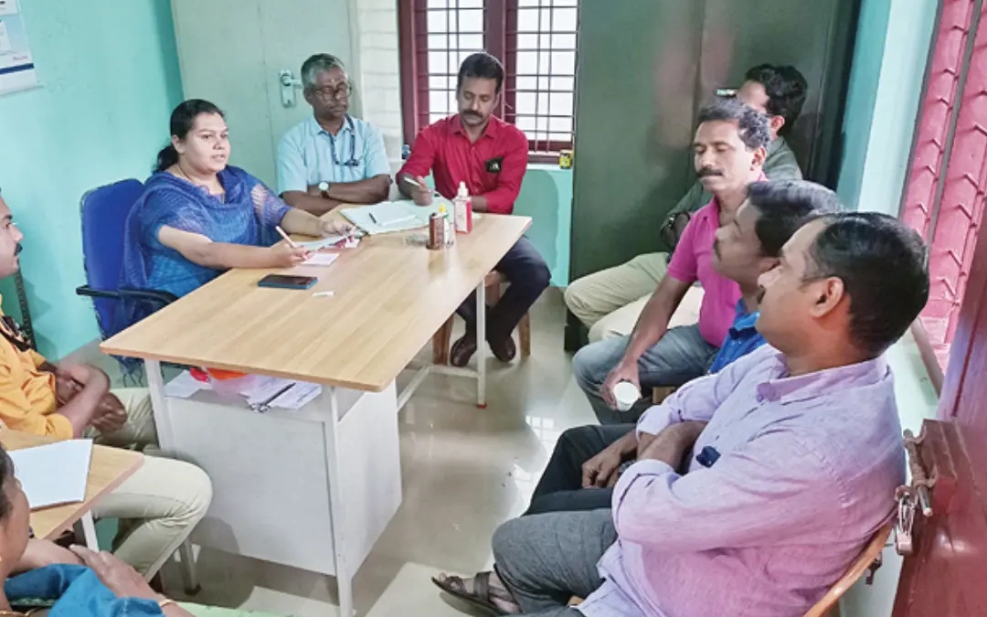 എടവക എള്ളുമന്ദത്ത് ആഫ്രിക്കന് പന്നിപ്പനി സ്ഥിരീകരിച്ചതിനെത്തുടര്ന്ന് കല്ലോടിയിലെ എടവക ഗ്രാമപ്പഞ്ചായത്ത് മൃഗാശുപത്രിയില് വെറ്ററിനറി ഉദ്യോഗസ്ഥര് യോഗം ചേര്ന്നപ്പോള്.