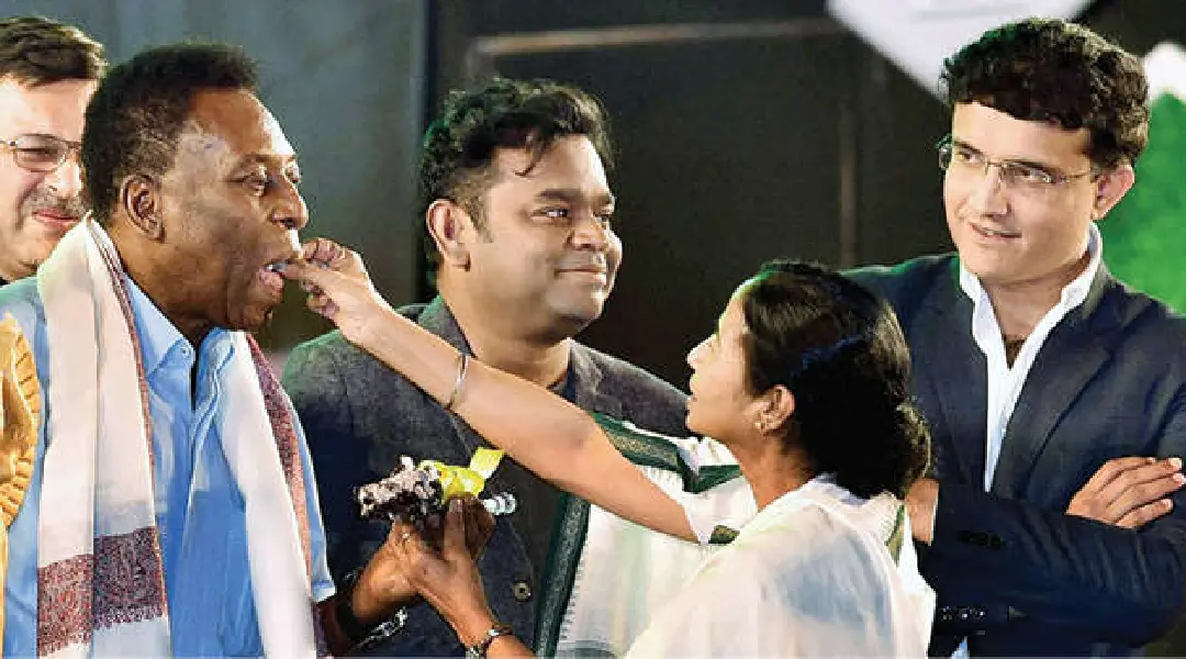 പെലെ കൊൽക്കത്തയിൽ എത്തിയപ്പോൾ മധുരം നൽകുന്ന മുഖ്യമന്ത്രി മമത ബാനർജി. എ.ആർ. റഹ്മാൻ, സൗരവ് ഗാംഗുലി എന്നിവർ സമീപം
