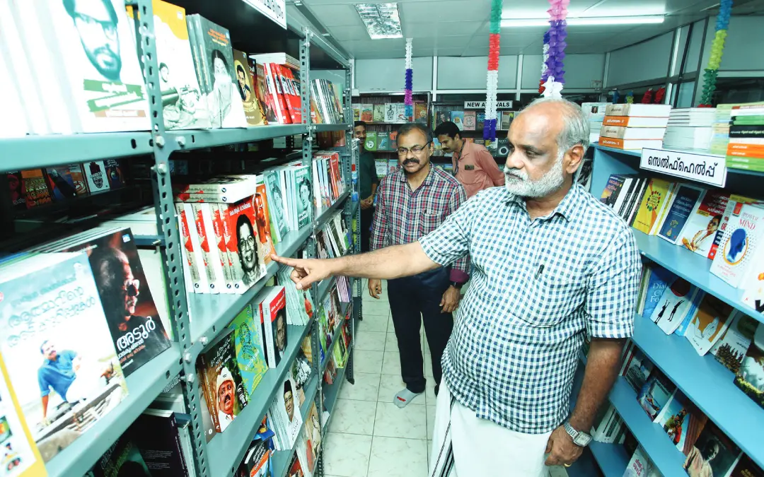 കോട്ടയ്ക്കലിലെ മാതൃഭൂമി പുസ്തകോത്സവം ഉദ്ഘാടനംചെയ്ത സാഹിത്യകാരൻ പി. സുരേന്ദ്രൻ പുസ്തകശാലയിൽ.