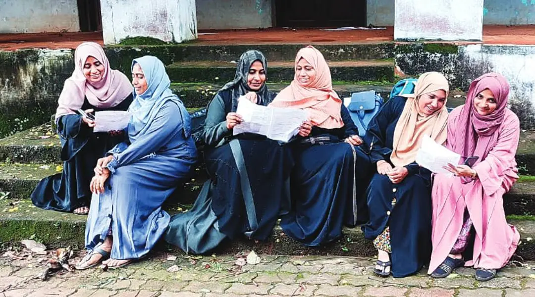 പെരിന്തൽമണ്ണ ഗേൾസ് സ്കൂൾ കേന്ദ്രത്തിൽ പരീക്ഷ കഴിഞ്ഞശേഷം ചോദ്യക്കടലാസ് വിശകലനംചെയ്യുന്ന സുബൈദ, സൗജത്ത്, സാബിറ, സീനത്ത്, വി. റംല, പി. റംല എന്നിവർ