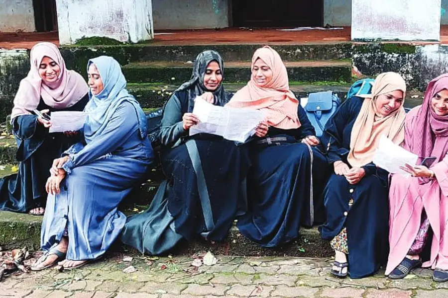 നാലു സഹോദരിമാരടക്കം ഒരു കുടുംബത്തിലെ ആറുപേർ; പത്താംതരം തുല്യതാ പരീക്ഷ ഇവർക്ക് കുടുംബകാര്യം