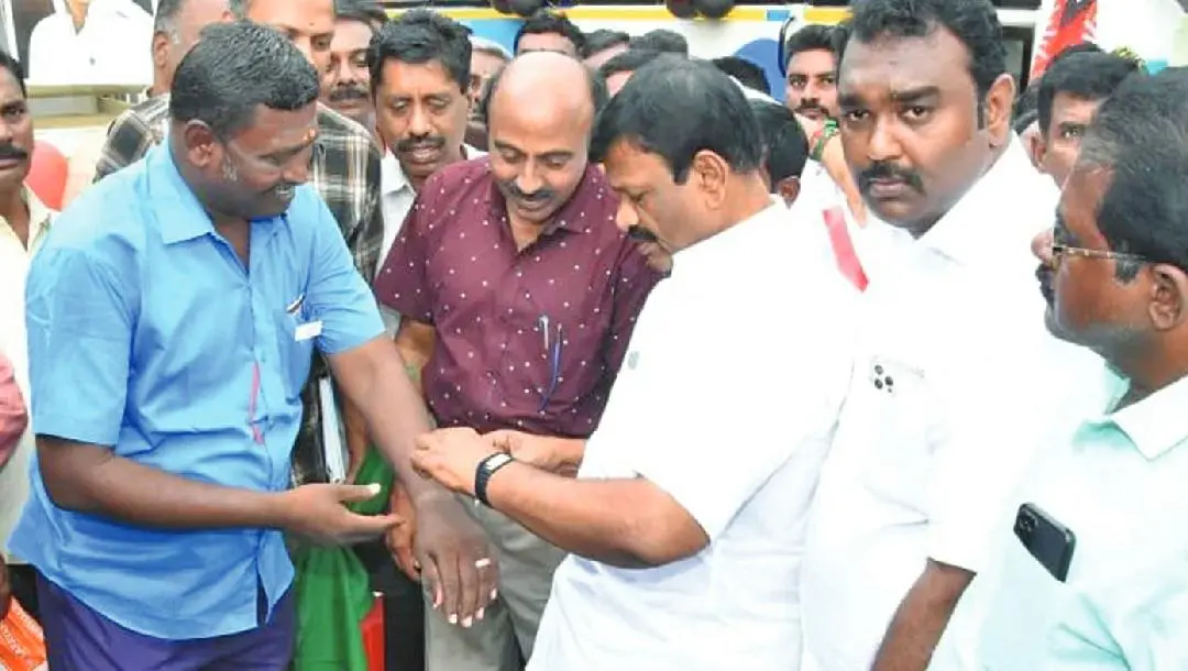 സമ്മാനമായി നല്‍കിയ വാച്ച് ബസ് ഡ്രൈവറുടെ കൈയില്‍ കെട്ടിക്കൊടുക്കുന്ന മന്ത്രി എസ്.എം. നാസര്‍