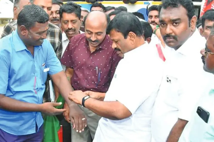 കൃത്യമായി സമയം പാലിക്കണം; ബസ് ഡ്രൈവര്‍ക്കും കണ്ടക്ടര്‍ക്കും വാച്ച് സമ്മാനിച്ച് മന്ത്രി
