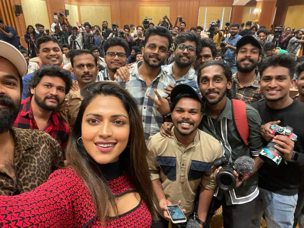 അമലാ പോൾ ആരാധകർക്കൊപ്പം | ഫോട്ടോ: സ്പെഷ്യൽ അറെഞ്ച്മെന്റ്