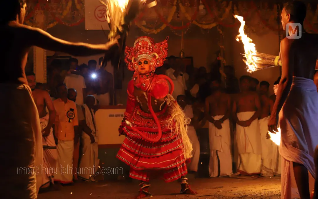ബാലി തെയ്യത്തിന്റെ വെള്ളാട്ടം | ഫോട്ടോ: രാമനാഥ് പൈ \ മാതൃഭൂമി
