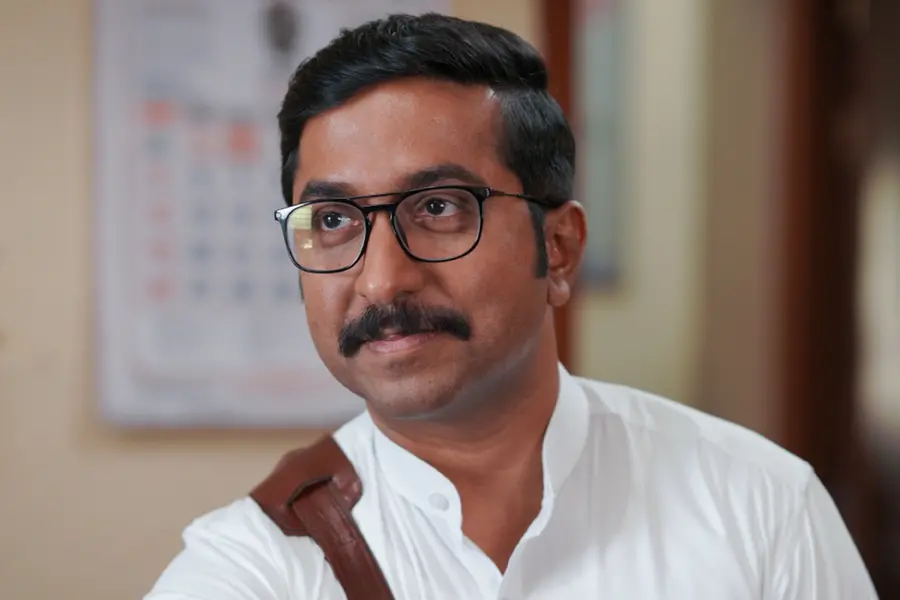 മുകുന്ദൻ ഉണ്ണി അസോസിയേറ്റ്സ് തമിഴിലേക്ക്
