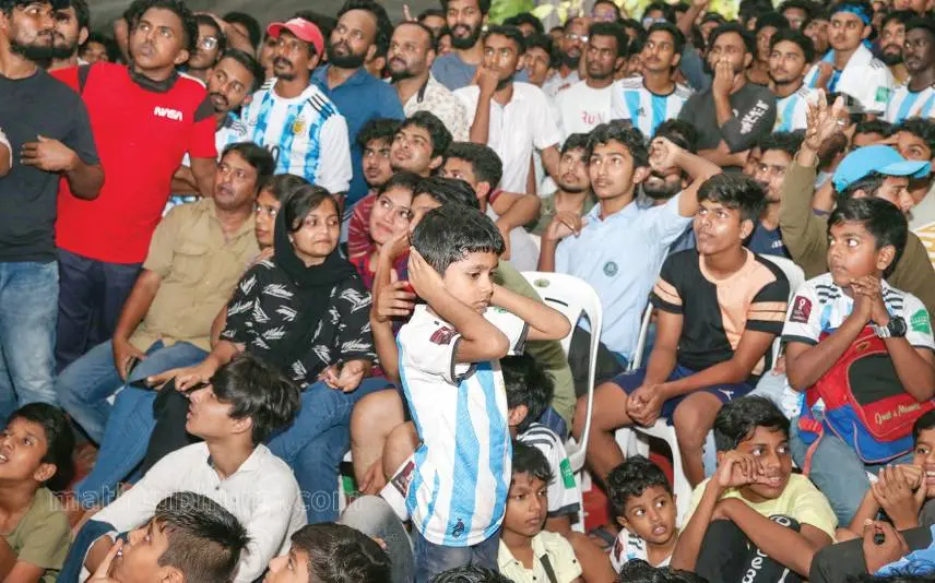 ലോകകപ്പിൽ സൗദിഅറേബ്യക്കെതിരേ അർജന്റീനയുടെ അപ്രതീക്ഷിത തോൽവി താങ്ങാനാവാതെ ആരാധകർ. എറണാകുളം കറുകപ്പിള്ളിയിലെ ബിഗ് സ്ക്രീൻ പ്രദർശനവേദിയിൽ നിന്നൊരു ദൃശ്യം |ഫോട്ടോ: ബി. മുരളീകൃഷ്ണൻ
