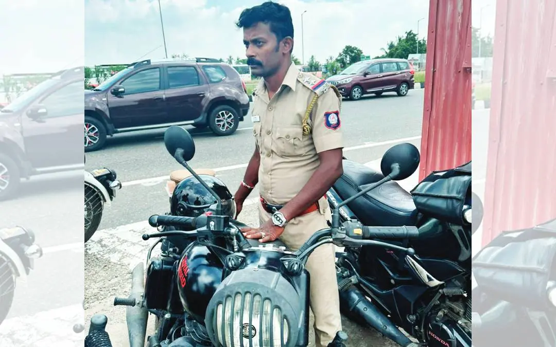 വാഹന പരിശോധന നടത്തുന്ന സെല്വം