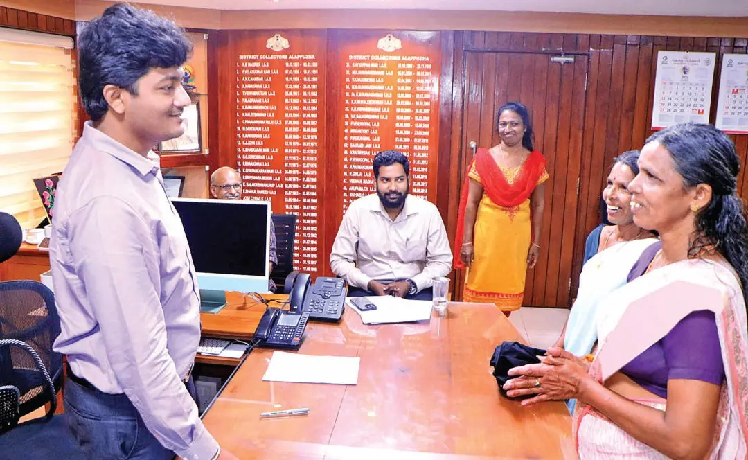 സ്മൃതിലക്ഷ്മിയുടെ അമ്മ മനോഹരിയും ബന്ധുക്കളും കളക്ടര്‍ കൃഷ്ണതേജയെ നന്ദിയറിയിക്കാനെത്തിയപ്പോള്‍.