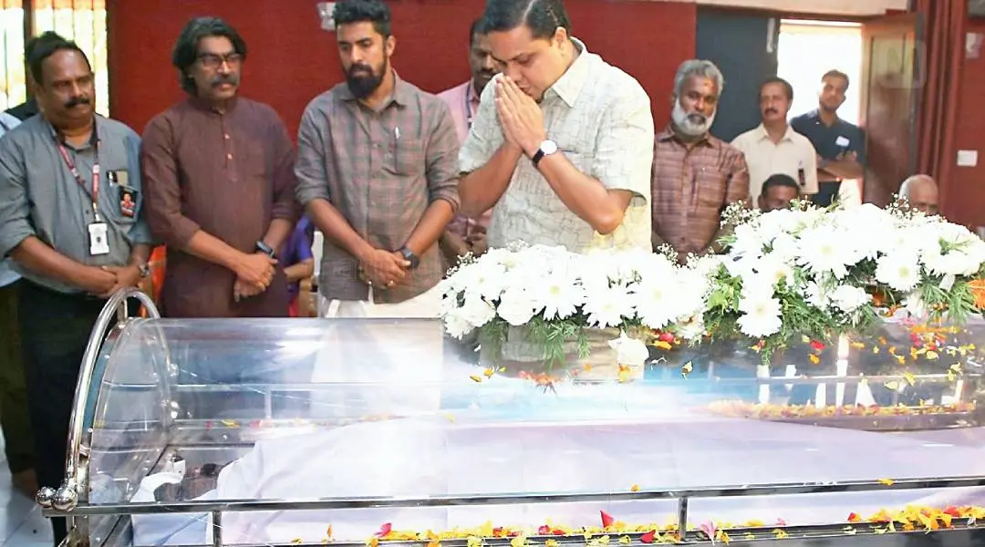 കഥാകൃത്ത് സതീഷ് ബാബു പയ്യന്നൂരിന്റെ മൃതദേഹം വെള്ളിയാഴ്ച തൈക്കാട് ഭാരത്ഭവനില് പൊതുദര്ശനത്തിനു വച്ചപ്പോള് സ്പീക്കര് എ.എന്.ഷംസീര് അന്ത്യാഞ്ജലിയര്പ്പിക്കുന്നു