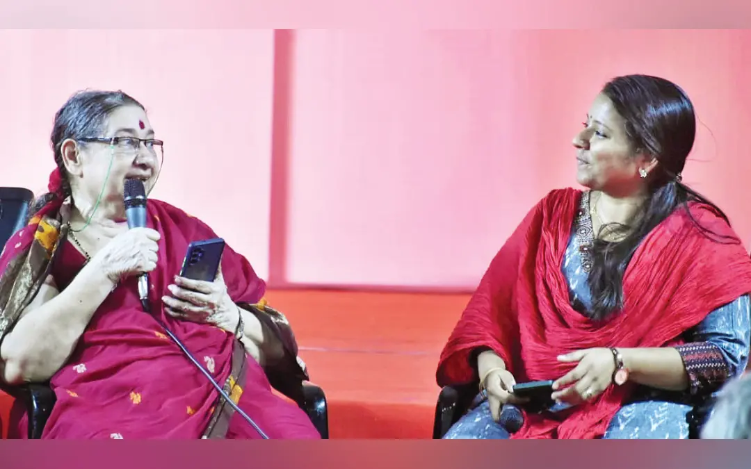 കൊച്ചി അന്താരാഷ്ട്ര പുസ്തകോത്സവത്തിൽ ഡോ. സുവർണ നാലപ്പാട്ട് ഡോ. ലക്ഷ്മി ശങ്കറുമായി സംവാദം നടത്തുന്നു.