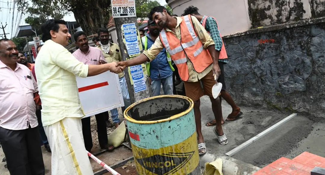 മന്ത്രി മുഹമ്മദ് റിയാസ് കുണ്ടറ-പെരുമ്പുഴ റോഡ് നിര്‍മാണ പ്രവൃത്തികള്‍ സന്ദര്‍ശിക്കുന്നു