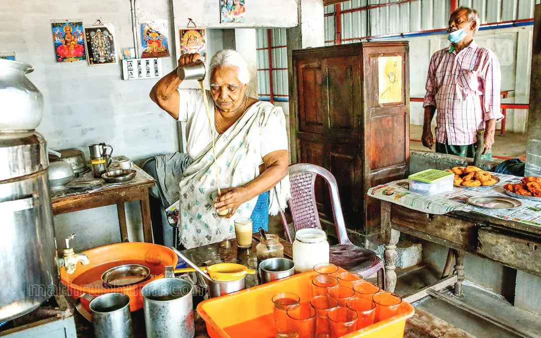 അഞ്ചേരി കുണ്ടോളി മുത്തപ്പൻ ക്ഷേത്രത്തിനു സമീപമുള്ള കടയിൽ ചായയടിക്കുന്ന ശാന്ത.