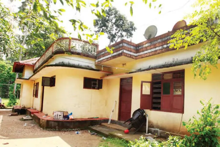 വീടും മൃതദേഹം കണ്ടെടുത്ത കുഴിയും കാണാന് ആളുകള് എത്തുന്നു; നരബലി പുറംലോകം അറിഞ്ഞിട്ട് ഒരു മാസം