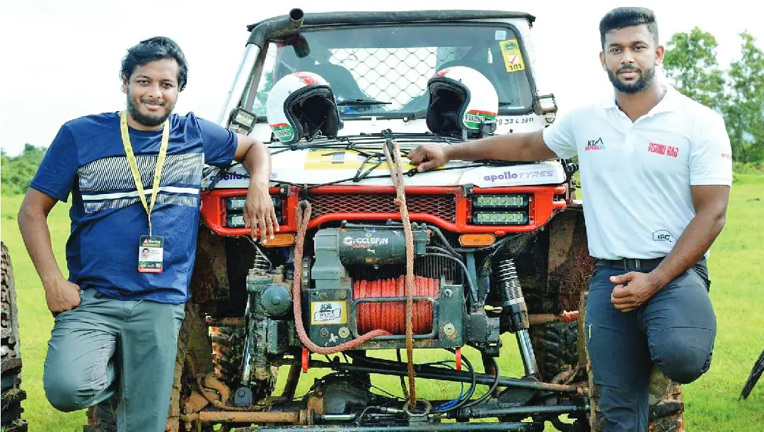 മലേഷ്യയിലെ ഇന്റര്‍നാഷണല്‍ റെയിന്‍ ഫോറസ്റ്റ് ചലഞ്ചിന് യോഗ്യത നേടിയ ആനന്ദ് മാഞ്ഞൂരാനും വിഷ്ണുരാജും സ്വന്തം ജിപ്സിക്കൊപ്പം | ഫോട്ടോ: മാതൃഭൂമി